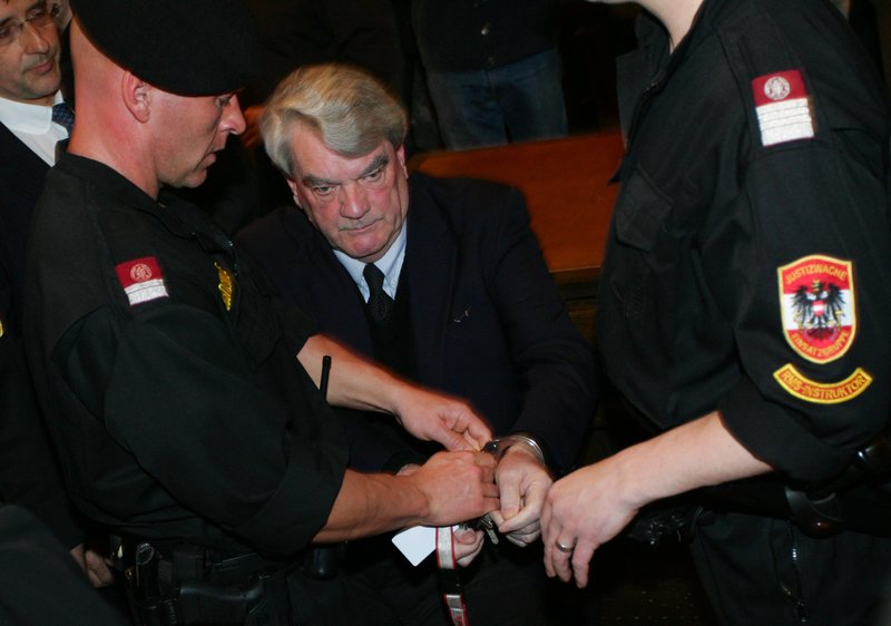 David Irving letartóztatása.jpg