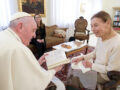 Bruck Edith könyvvét lapozza a pápa (Forrás: magyarkurir.hu)