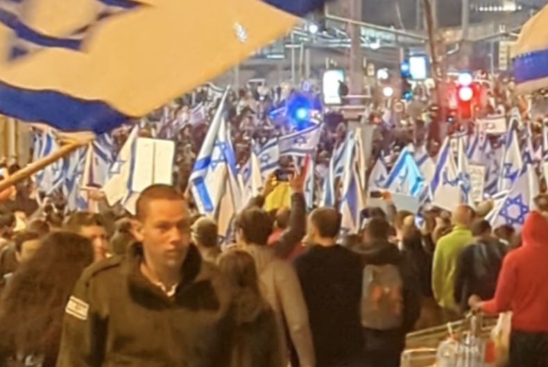 Tel-Aviv: 110 ezres tüntetés az új törvények ellen – válaszul Netanjahu felgyorsítaná a törvénykezést | Szombat Online