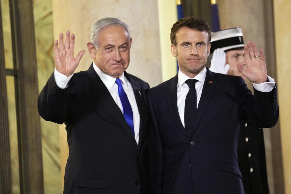 Macron Netanjahunak: ha a bíróság hatalmát korlátozzák, Izraelt nem tekintik többé „rendes demokráciának”