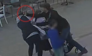 Terrorista próbált leszúrni egy nőt a gyerekei szeme láttára Netanján