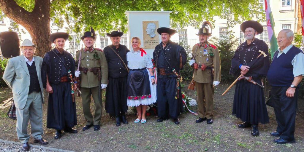 Stílszerűen: Csendőregyenruhában avattak Horthy emléktáblát Szegeden