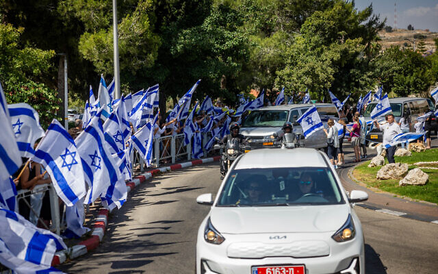 “Izrael hőse” – ezrek búcsúztatták a túszok kiszabadítása közben elesett parancsnokot | Szombat Online