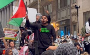 „Éljen október 7!”, „A cionisták nem emberek!” – tüntetés New Yorkban