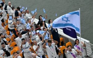 Az izraeli olimpiai csapat a Szajnán hajózik