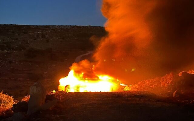 Izraeli telepesek Molotov-koktélokkal dobálták az őket elköltöztető biztonságiak járműveit