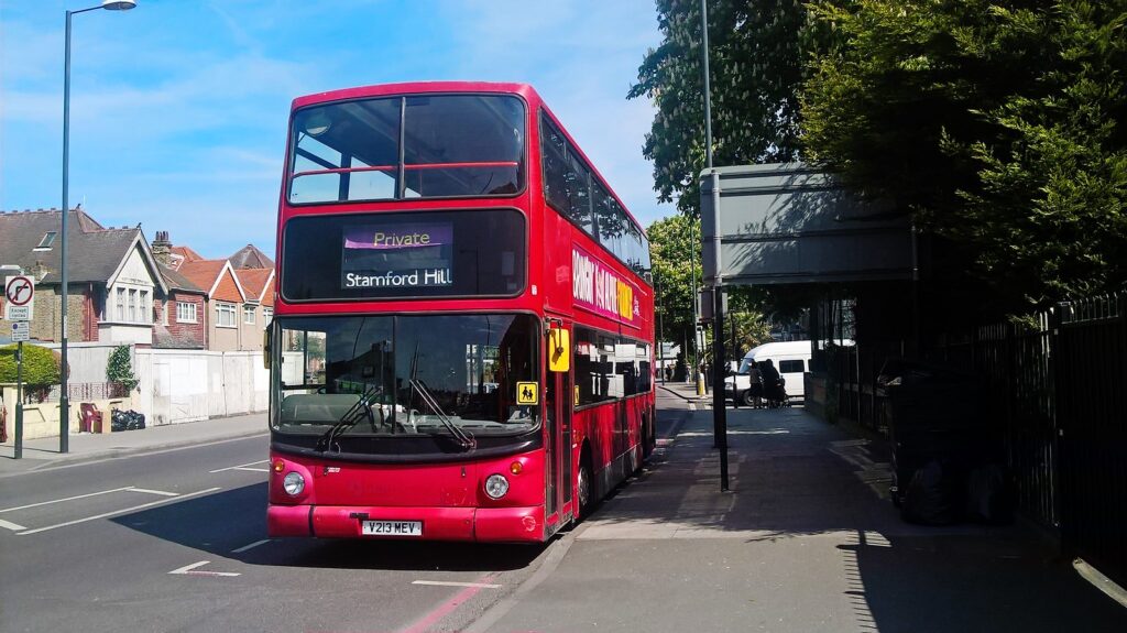 Zsidó iskolabuszokra támadtak Észak-Londonban