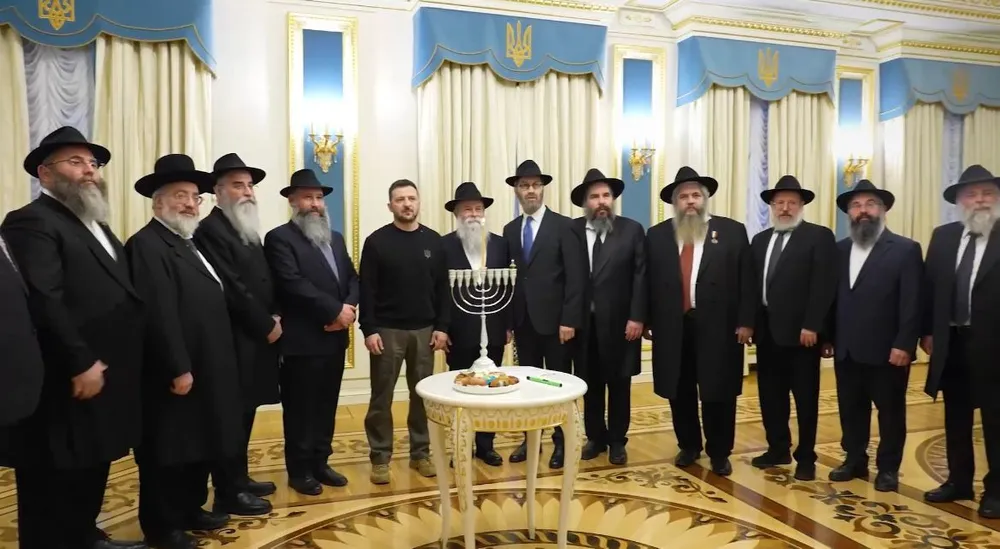 Zelenszkij és a Chabad rabbik bunkerben gyújtották meg a Hanukka első gyertyáját