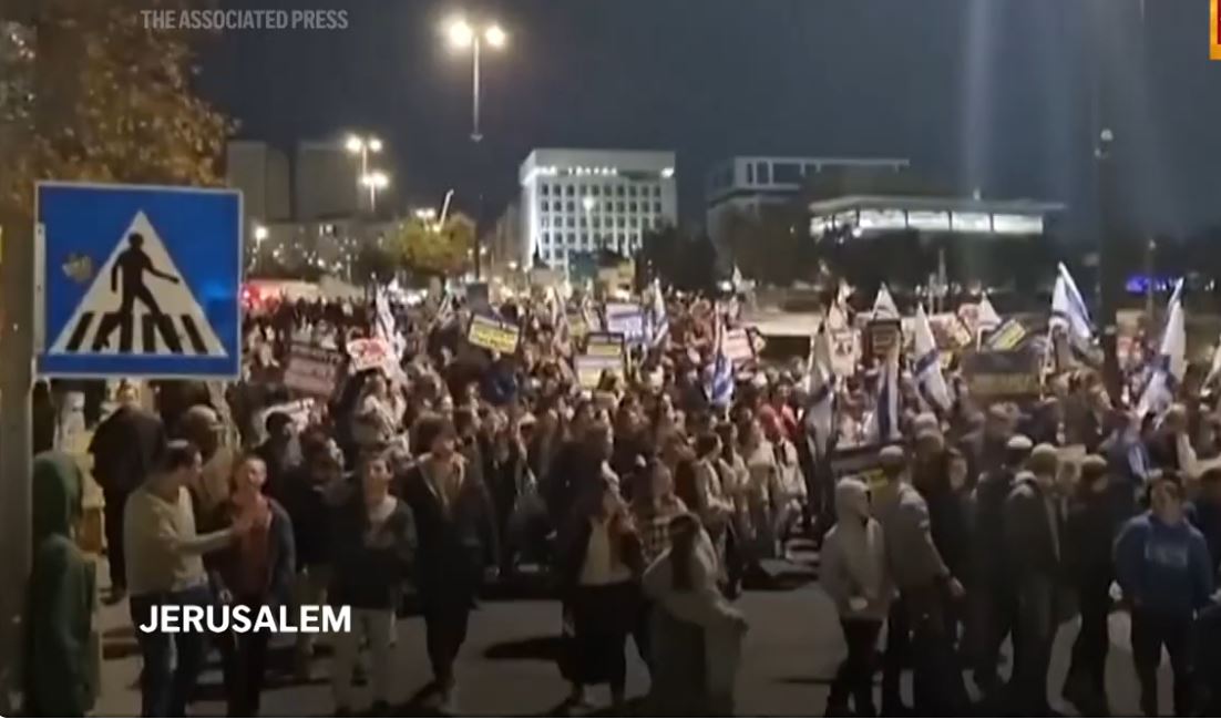 Izraelben ezrek tüntettek a túszalku mellett és ellen